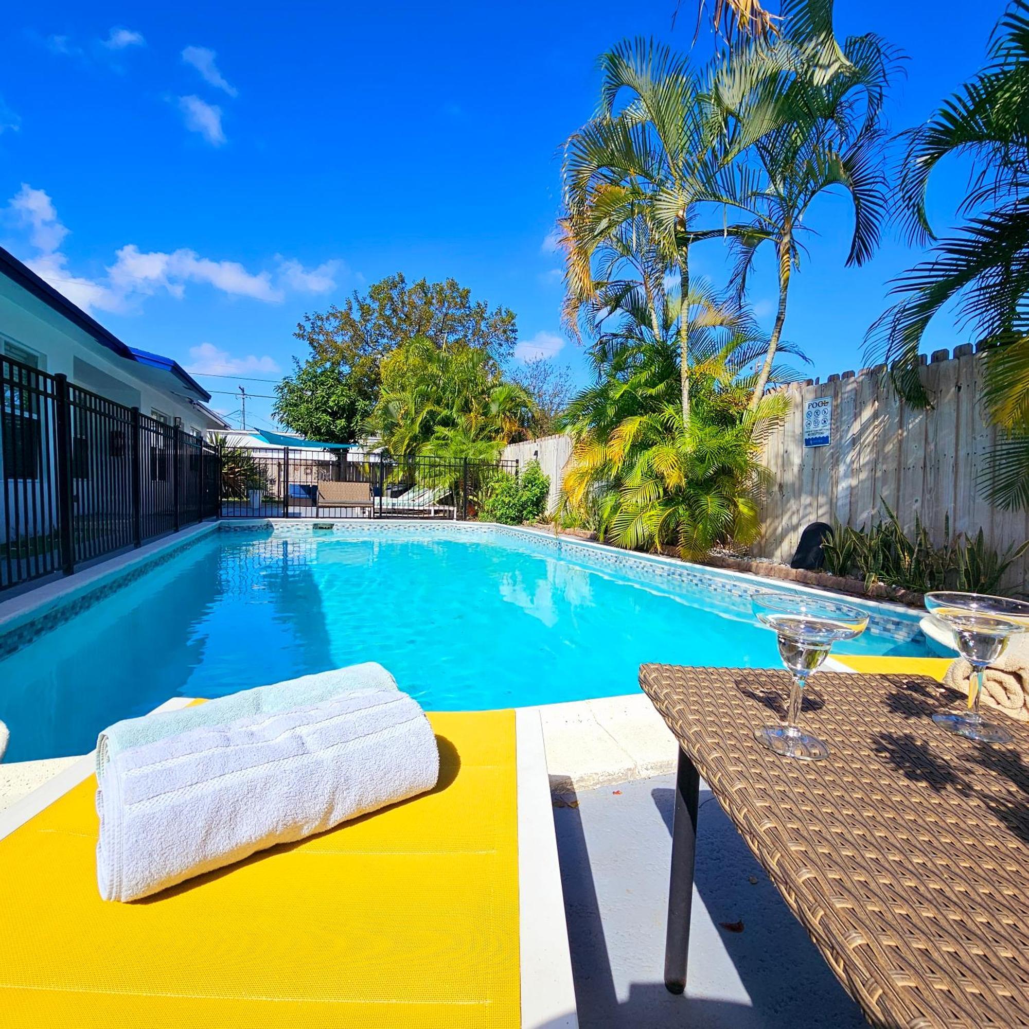 Equipped House W Pool & Patios, Near The Beaches, Prime Location- Ideal For Small Families, Coastal Haven Fort Lauderdale Bagian luar foto